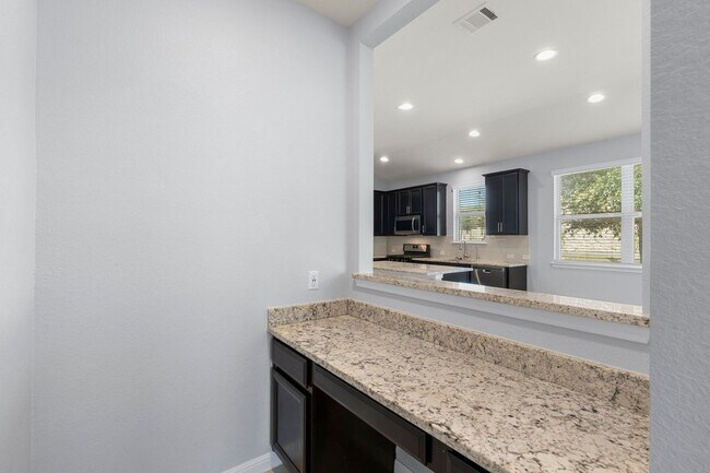 Building Photo - Dripping Springs Charmer