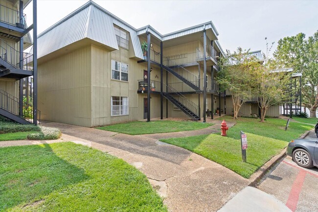 Building Photo - 119 Riverbend Dr