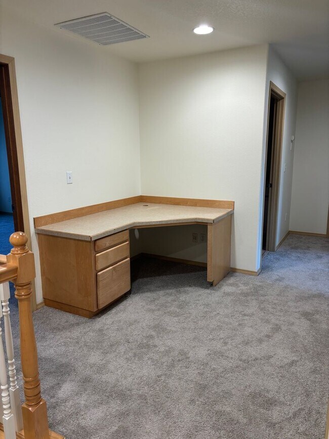 Building Photo - East Vancouver 3 bedrooms!