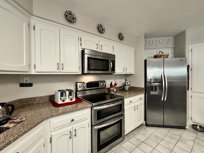 Building Photo - Fabulous 4-Bedroom Home w/2-Car Attached Garage! Dog Friendly - Screened Porch!