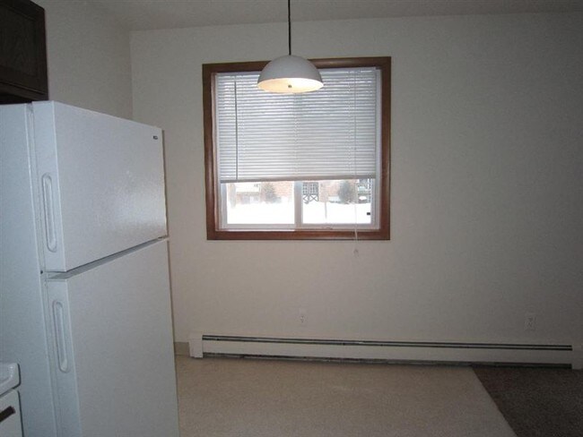 Building Photo - 2 br, 1 bath Apartment - Martin House Apts 32