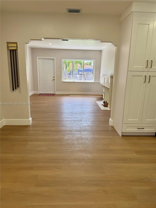 Building Photo - 1215 SW 15th St