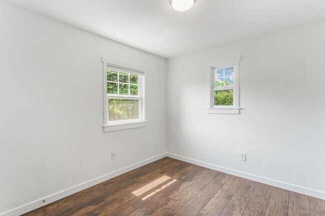 Building Photo - Charming Two Bedroom Haven in SE Portland!