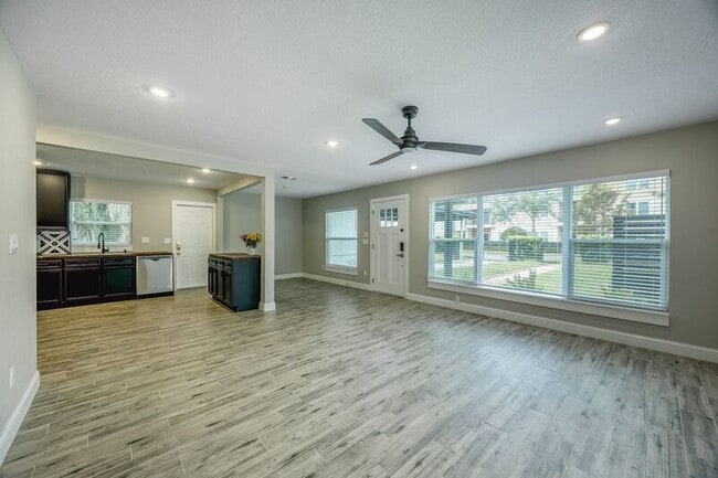 Building Photo - 843 W Swoope Ave