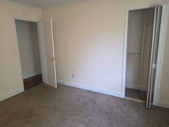 Building Photo - 4 Bedroom house with bonus room and large yard.