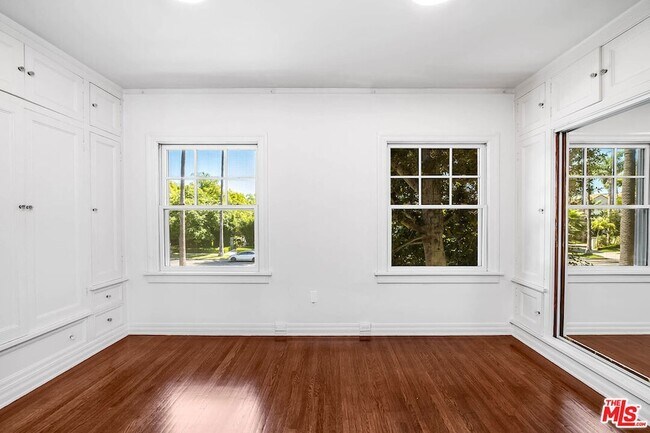 Building Photo - 809 N Bedford Dr