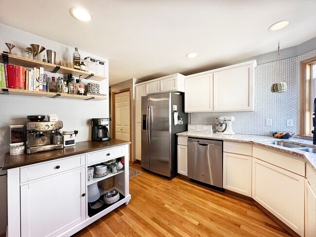 Building Photo - 2bd/1.5ba Seattle Townhome