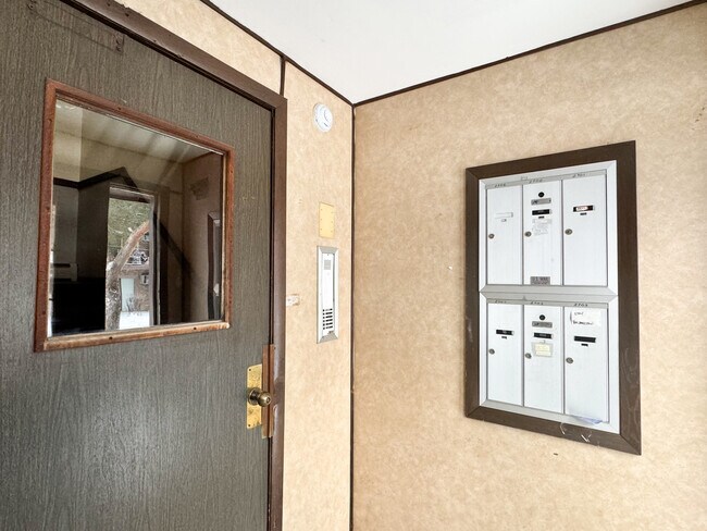 Building Photo - 2529 Spring St