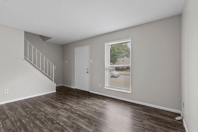 Building Photo - Newly Updated 3-Bedroom Duplex with Fresh Paint and Flooring!