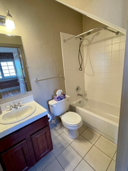 Downstairs full bathroom - 3211 Zuni St