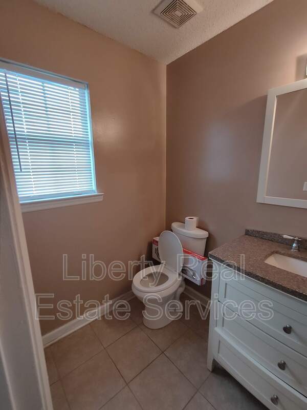 Building Photo - 709 Edgewood Ct