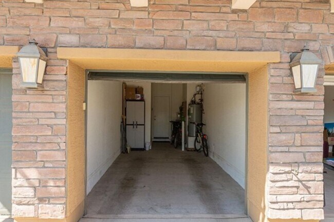 Building Photo - 2 Bedroom, 2.5 Bath Townhome Available NOW!