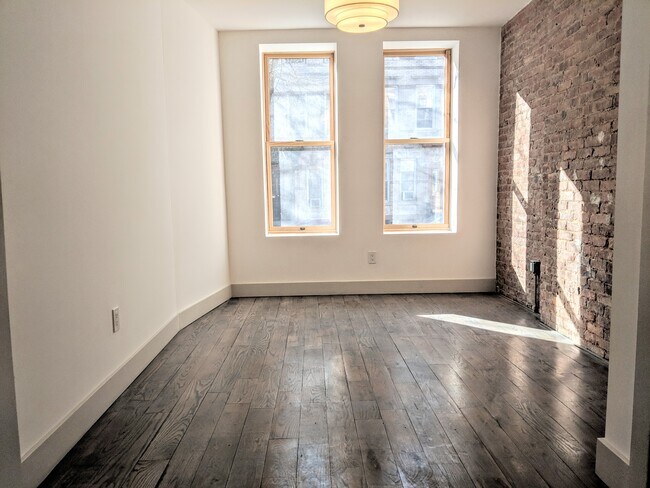 Building Photo - 18-28-28 George St