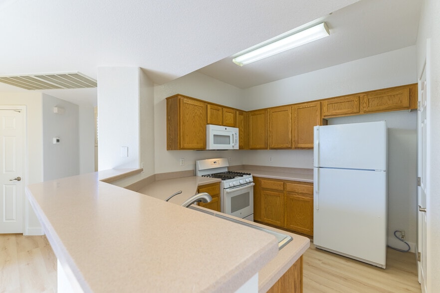 Building Photo - 5855 Valley Dr