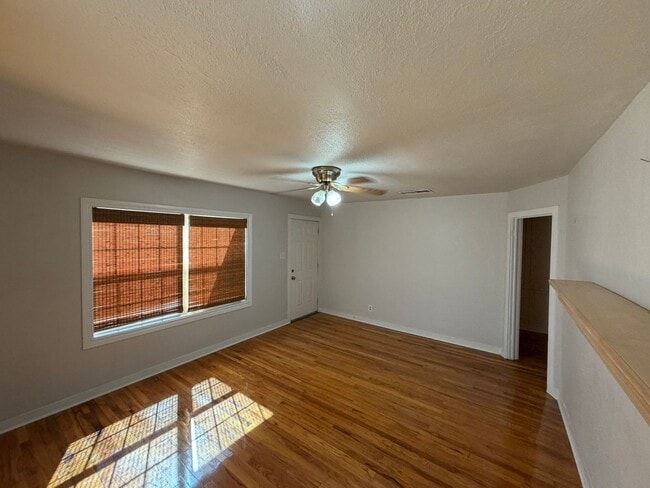 Building Photo - 3 Bed 1 Bath Home