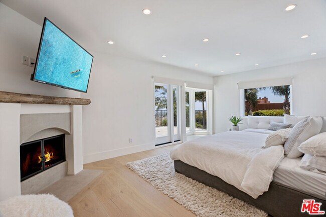 Building Photo - 5868 Zumirez Dr