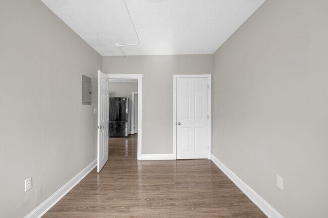 Building Photo - 50 1/2 Common St