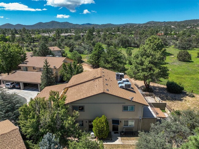 Building Photo - Townhome between Downtown and Thumb Butte!