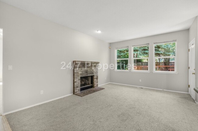 Building Photo - Inviting 3 BD | 2.5 BA Home w/ Massive Bac...