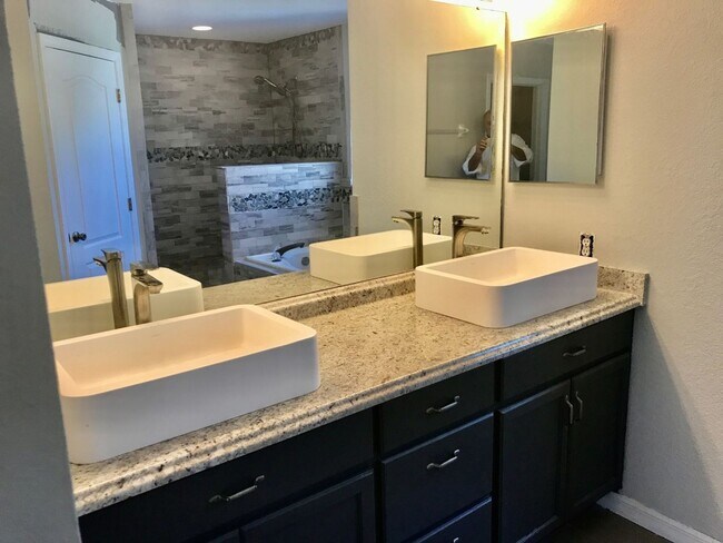 Building Photo - Great 4 bedroom pool home in gated community
