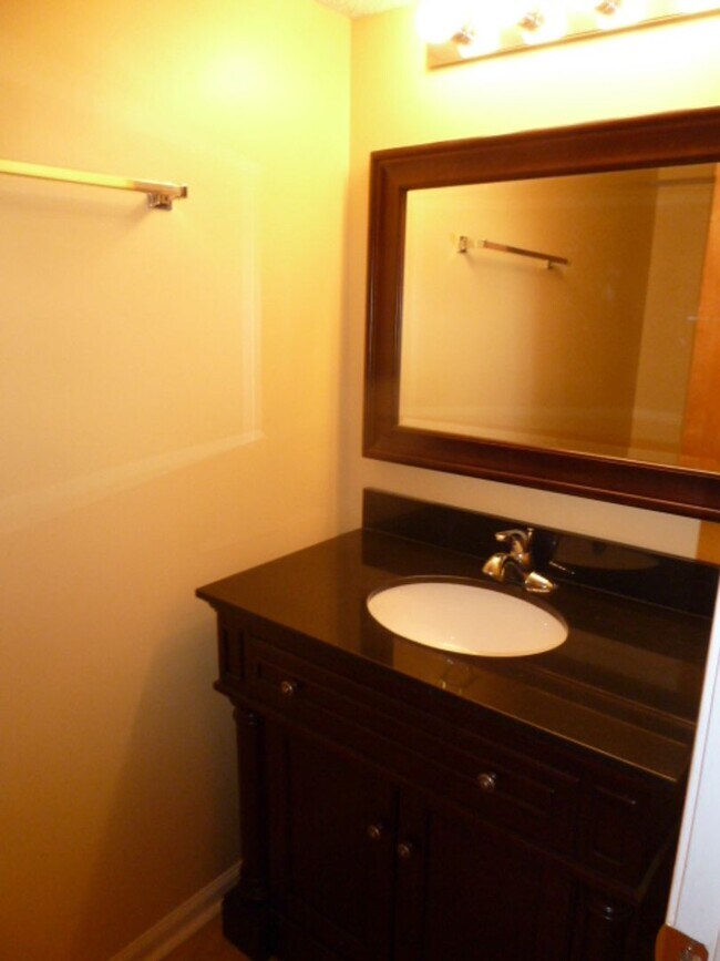 Building Photo - Inviting, updated 4br 3.5ba duplex w/ park...