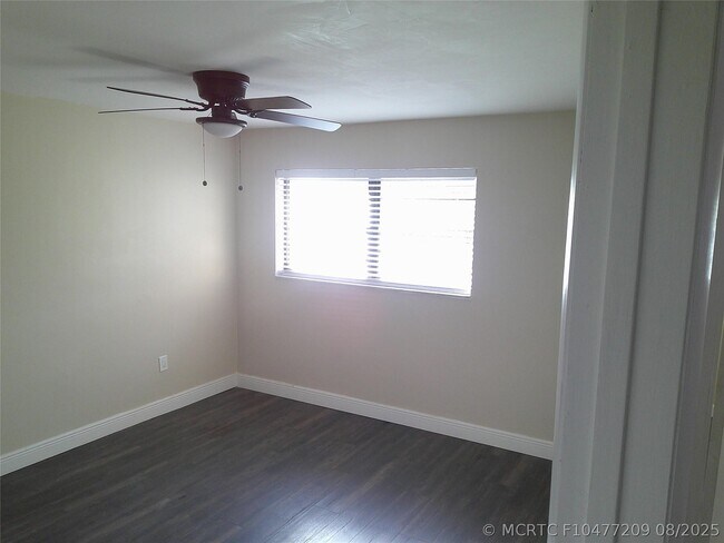Building Photo - 3810 SW 52nd Ave