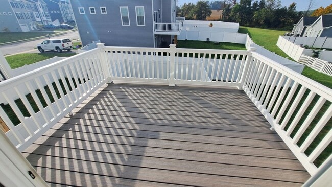 Building Photo - 3 Bed / 2-1/2 Bath Single Family Townhome w/1-Car Garage