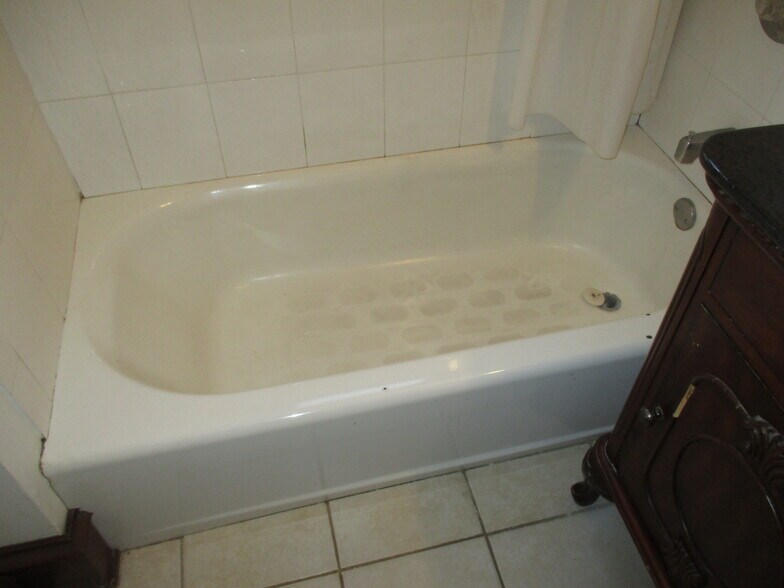 bath tub - 3227 29th Ave S