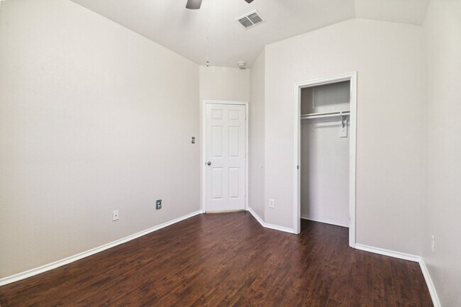 Building Photo - 4 Bedroom Single Family in Crossroads