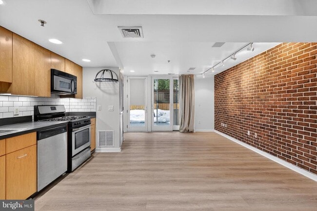 Building Photo - 36 Moore St