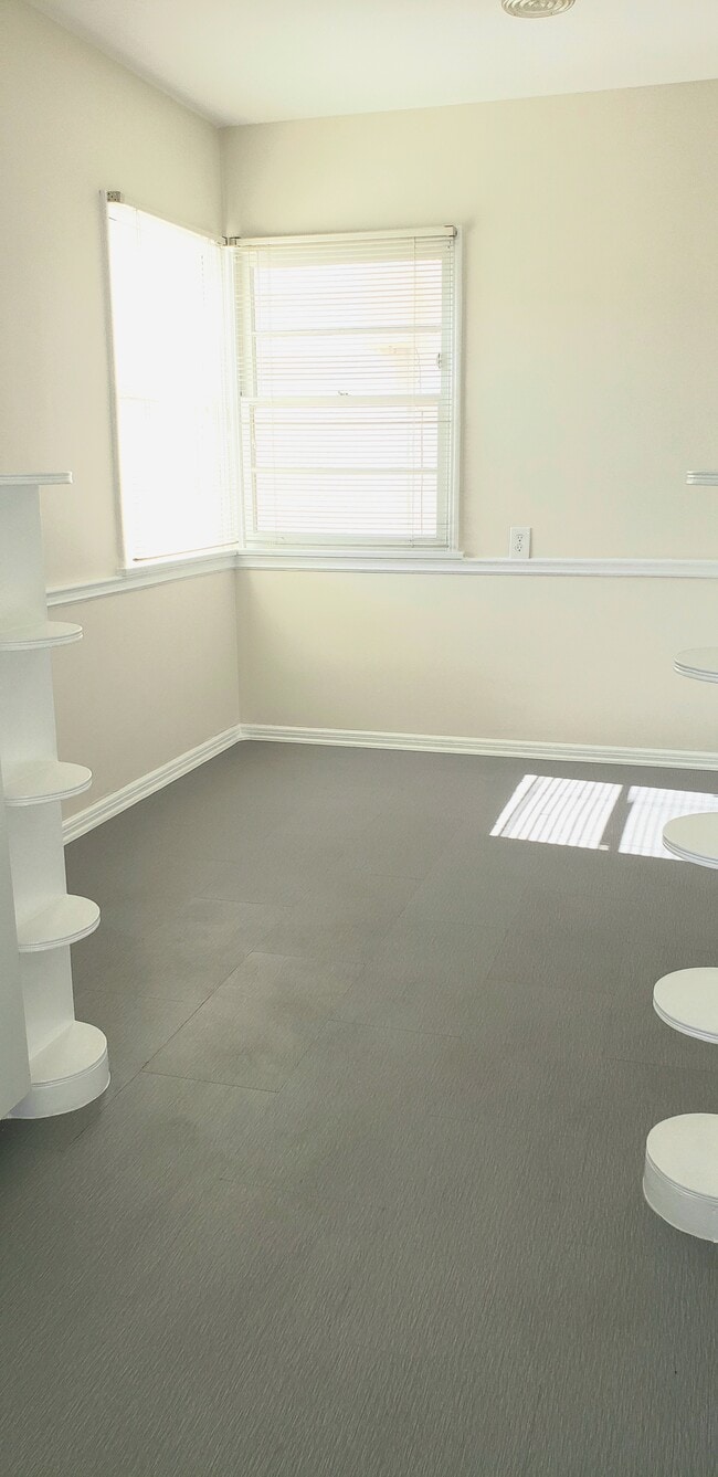 Dining room - 2049 N Vermont Ave