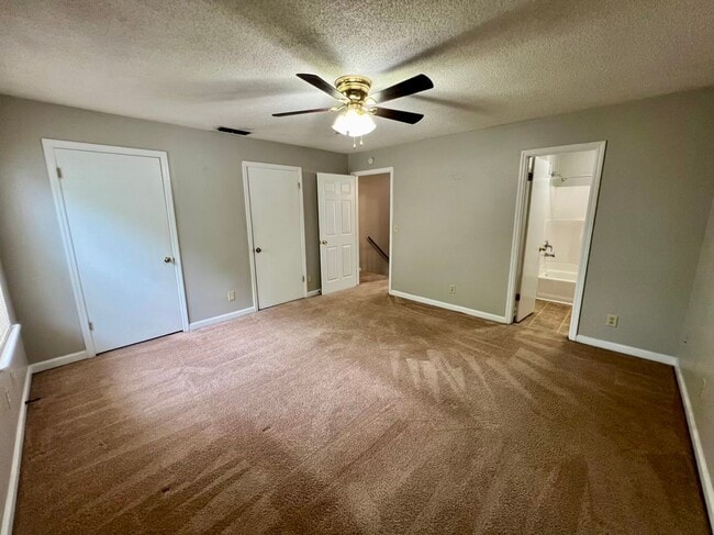 Building Photo - 2 Bed, 1.5 Bath Townhouse with Fireplace i...