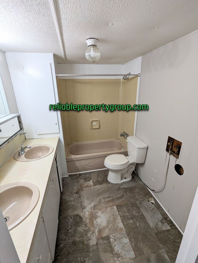 Building Photo - New Listing!!