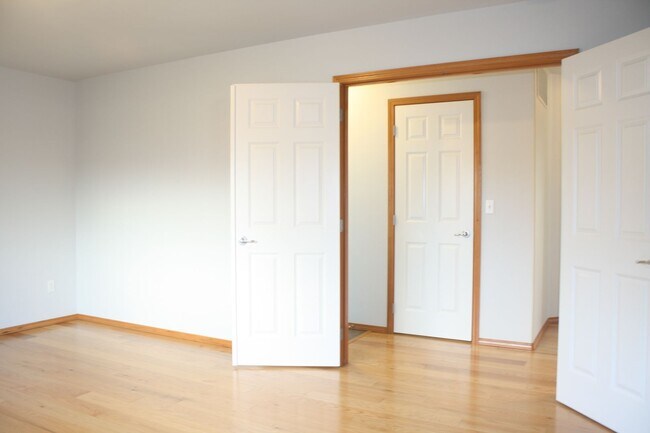 Building Photo - 3 bdrm, 2.5 Bath, 2 car Garage, Gas heat, ...
