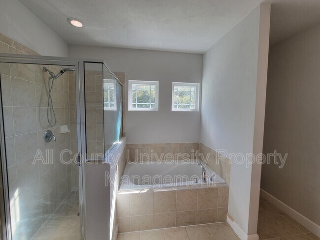 Building Photo - 5104 NW 21st Dr