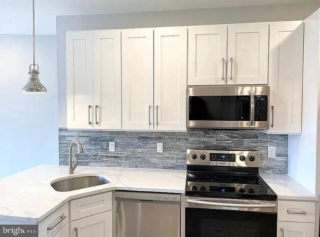 Building Photo - 2425 Frankford Ave