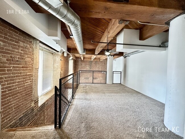 Building Photo - 202 W 5th St