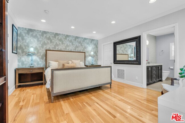 Building Photo - 326 N Doheny Dr