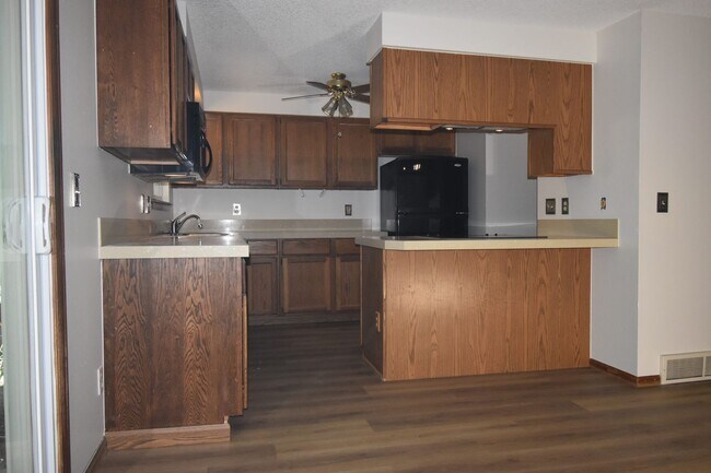 Building Photo - GREAT 3 BEDROOM/2 BATHROOM TOWNHOME WITH NEW PAINT & FLOORING. AVAILABLE 5/23.