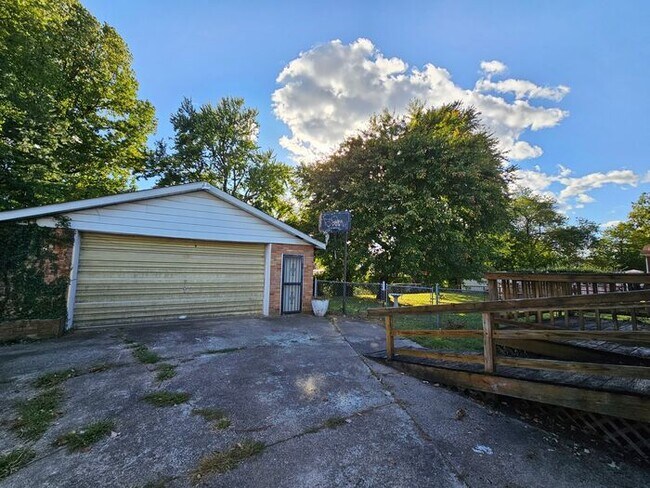 Building Photo - Spacious 3 Bedroom, 1.5 Bath House with Detached Garage