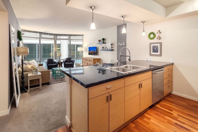 Building Photo - Cosmopolitan Condominiums ~ South Lake Union