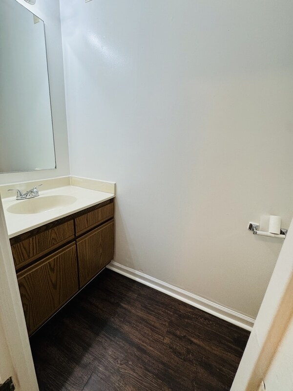 Building Photo - 1323 E 10th St