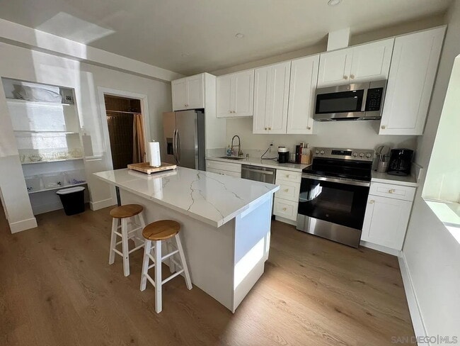 Building Photo - Studio rental available in a beautifully renovated single-story ranch property located in the hig...