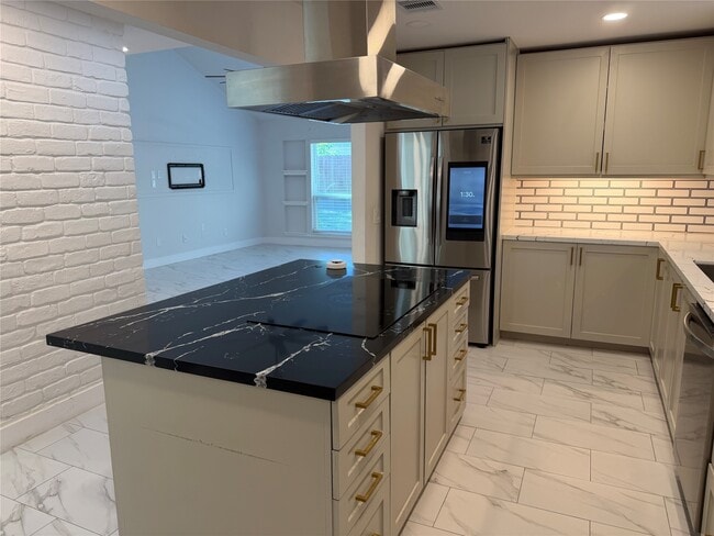 Building Photo - 2218 Round Lake Dr