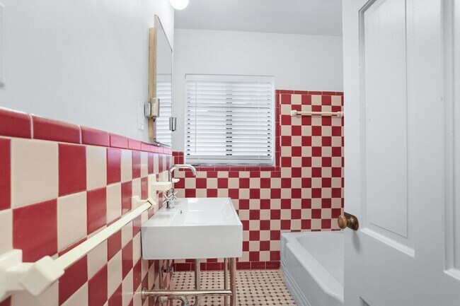 Building Photo - Renovated 3BR / 2BA Home for Rent on Gordonston Ave