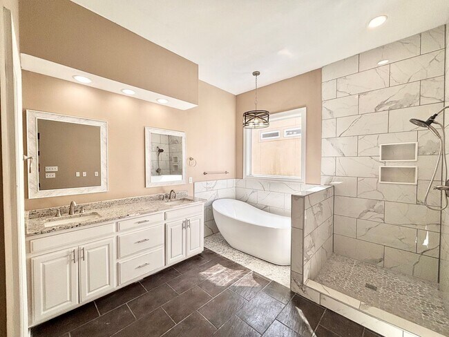 Building Photo - Stunning 5-Bedroom Home with Breathtaking Lake & Golf Course Views – Pelican Point Subdivision