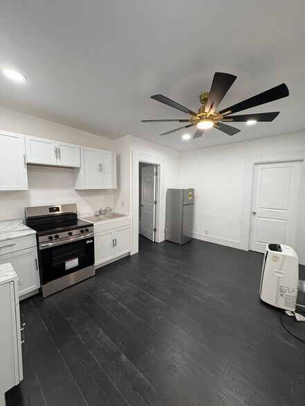 Building Photo - 230 E 10th St