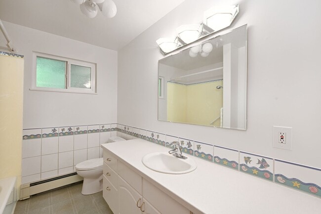 Building Photo - Spacious 4BR/2 BA Home in Quiet North-End ...