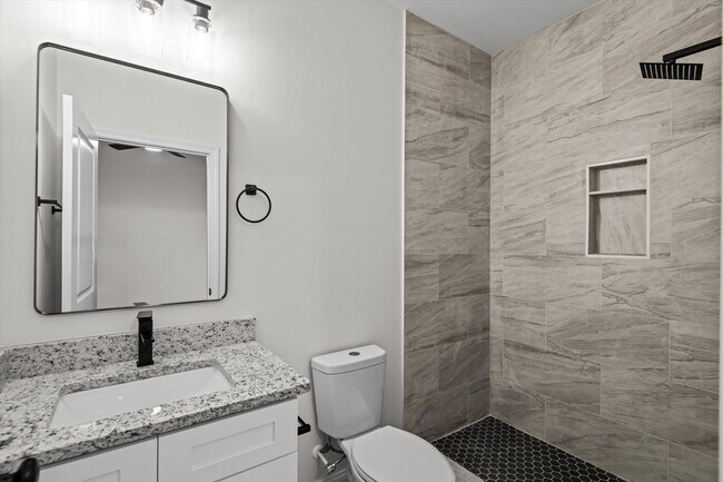 Building Photo - 1318 House St