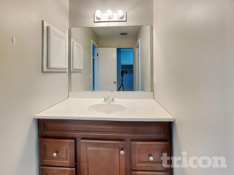 Building Photo - 1885 Ontario Ct